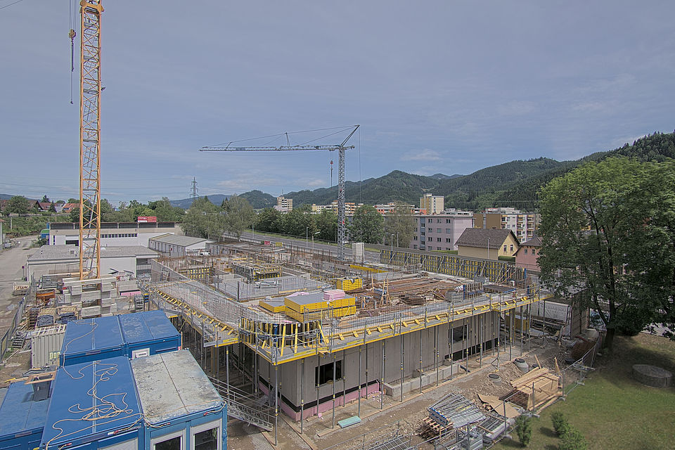Livebild Baukamera 1 - Webcam 'Gesamtansicht von Westen' - Baustelle Neubau Wohnanlage und Ortsstelle Rote Kreuz, Am Sagacker 4, 8605 Kapfenberg (ca. 5 Minuteninterval)