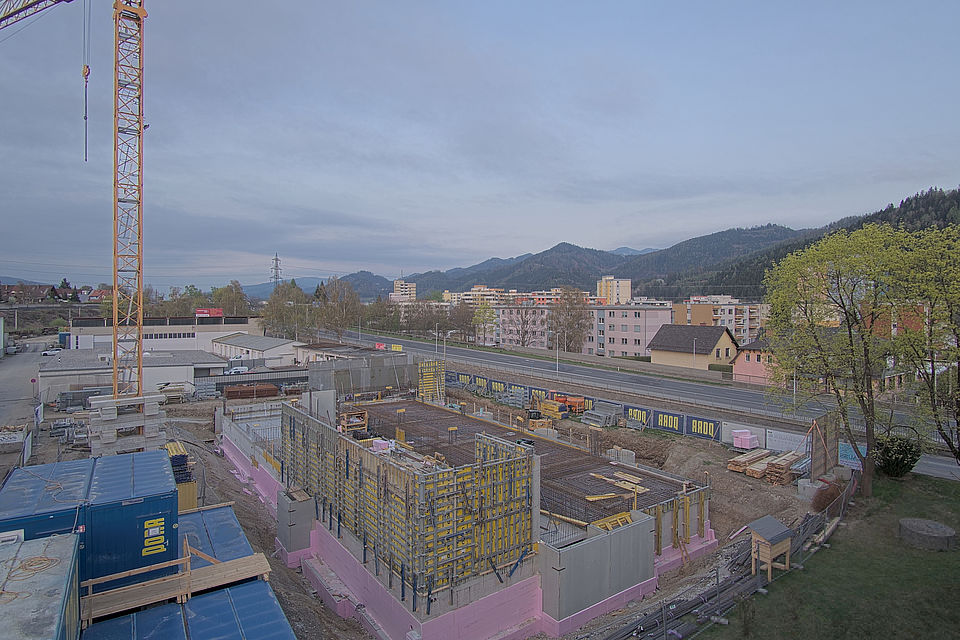Livebild Baukamera 1 - Webcam 'Gesamtansicht von Westen' - Baustelle Neubau Wohnanlage und Ortsstelle Rote Kreuz, Am Sagacker 4, 8605 Kapfenberg (ca. 5 Minuteninterval)